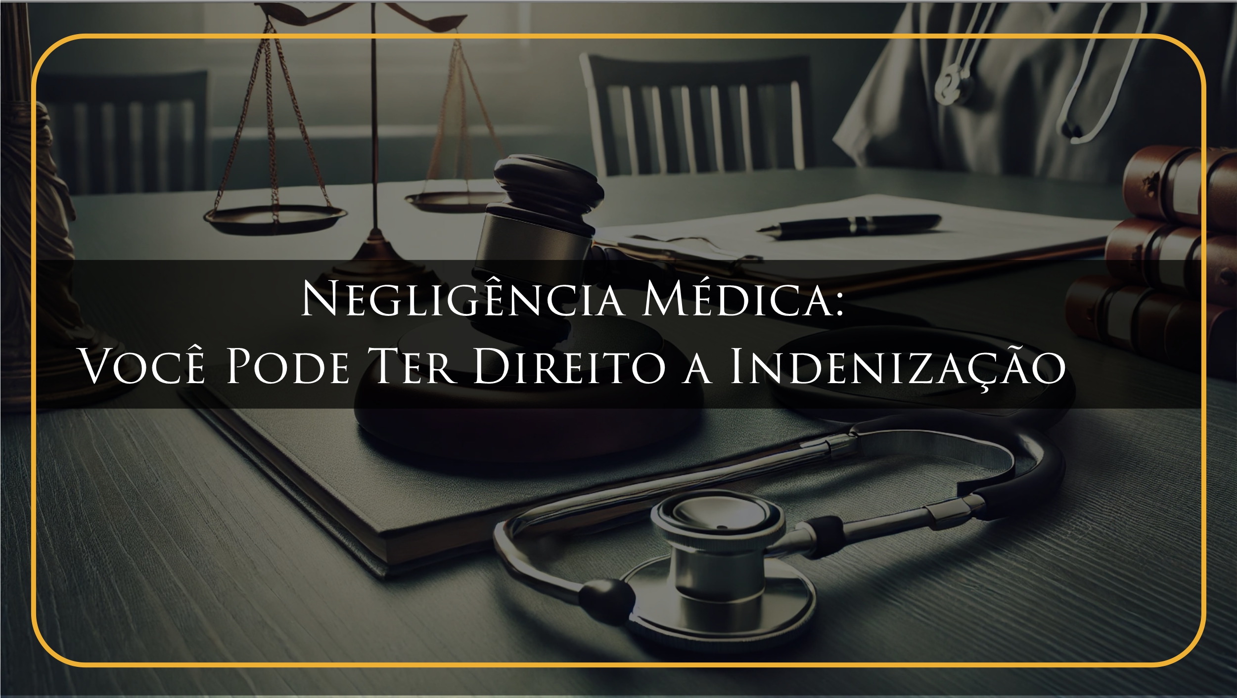 Imagem de um martelo de juiz ao lado de um estetoscópio, representando a interseção entre a justiça e a medicina em casos de negligência médica.